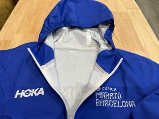 Chubasquero Hoka Maratón Barcelona Edición 2026
