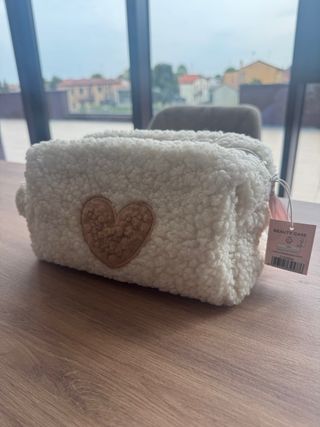 Beauty case in peluche con cuore