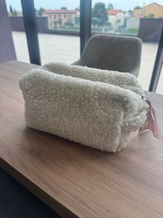 Beauty case in peluche con cuore