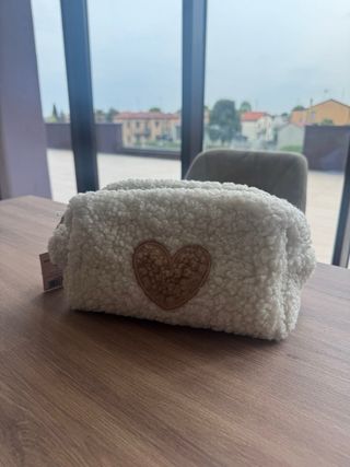 Beauty case in peluche con cuore