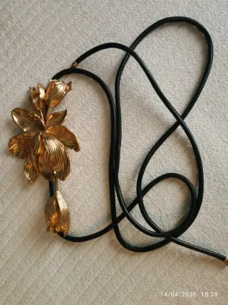 Cinturón zara dorado con diseño floral