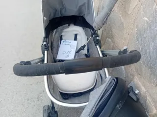 Carrito de bebé gris