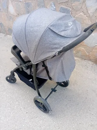 Carrito de bebé gris