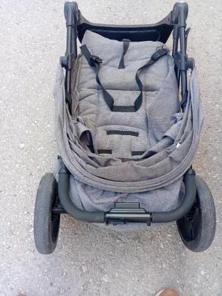 Carrito de bebé gris