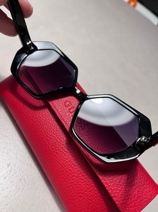 Gafas de sol Guess hexagonales negras