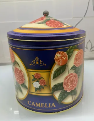Scatola vintage Camelia in latta