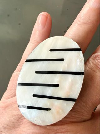 Anello grande madreperla e nero
