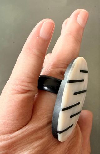 Anello grande madreperla e nero