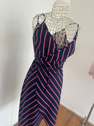 Vestito a righe blu, rosse e bianche