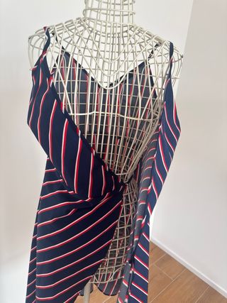 Vestito a righe blu, rosse e bianche