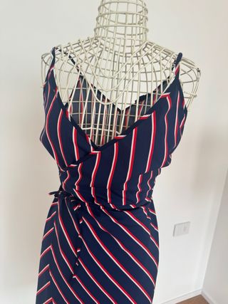 Vestito a righe blu, rosse e bianche