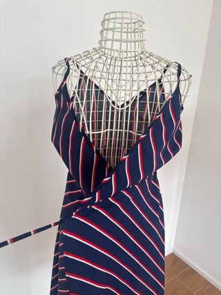 Vestito a righe blu, rosse e bianche
