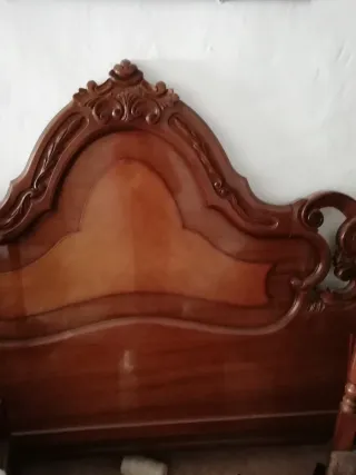 Mesitas y cama de madera con tapa de mármol