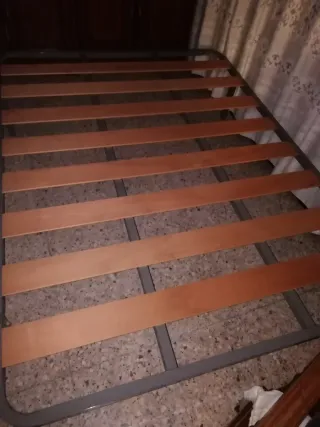 Mesitas y cama de madera con tapa de mármol