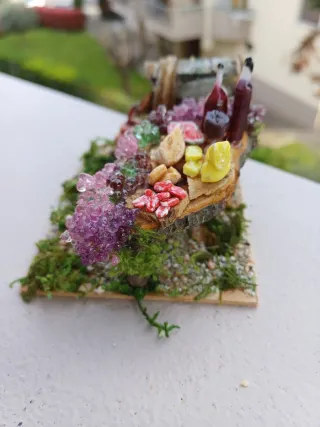 Miniatura botte vino, uva, formaggi e salumi