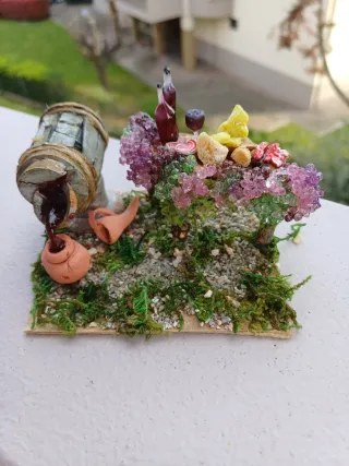 Miniatura botte vino, uva, formaggi e salumi