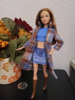Muñeca barbie con abrigo a cuadros y falda