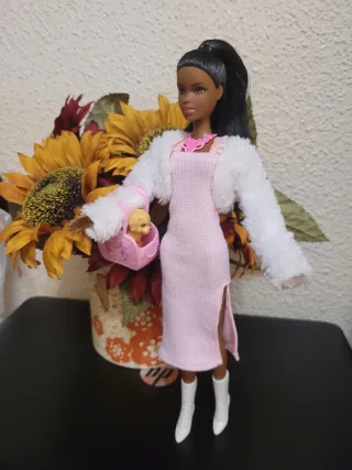 Muñeca Barbie con vestido rosa y abrigo blanco