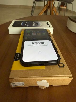 iPhone 16e Negro 128GB + funda clear Rinoshield