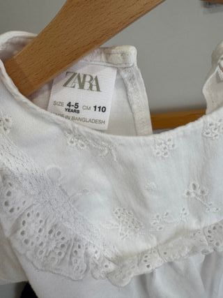 Blusa branca com gola bordada