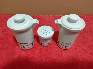 Set di contenitori in ceramica per olio, aceto e sale