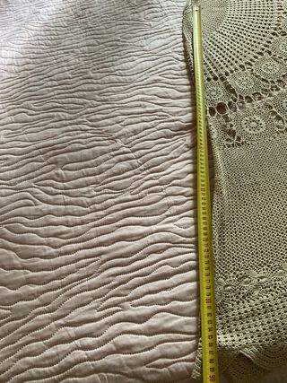 Tappeto cotone beige rotondo, ovviamente è piegato