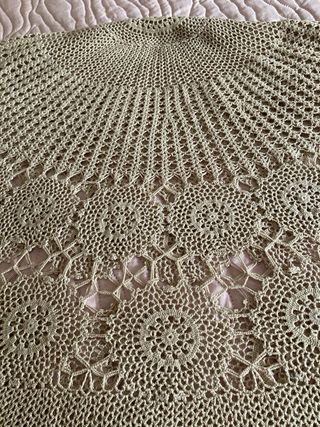 Tappeto cotone beige rotondo, ovviamente è piegato