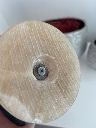 Figura de pareja con rosas