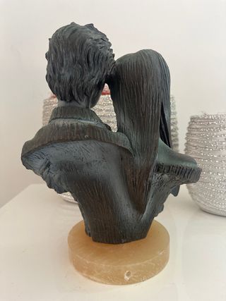 Figura de pareja con rosas