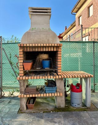 BARBACOA DE LADRILLO Y HORMIGÓN REFRACTARIO