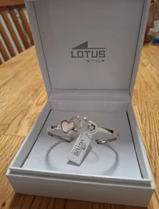 Pulsera Lotus Corazones Plata y Blanco