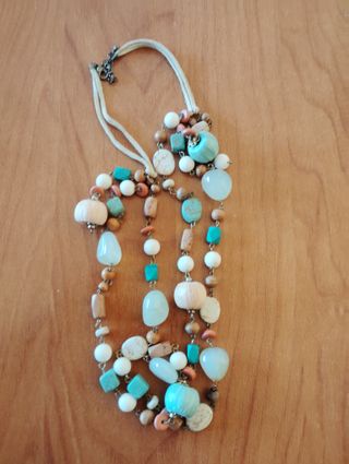 Collar de cuentas de colores