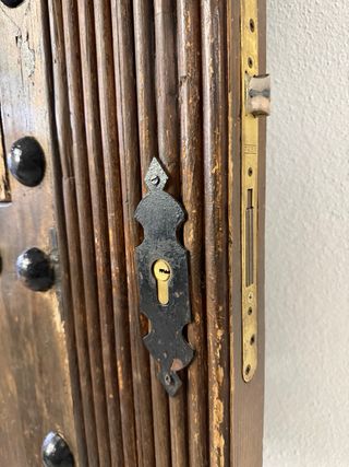 Puerta antigua de madera con herrajes