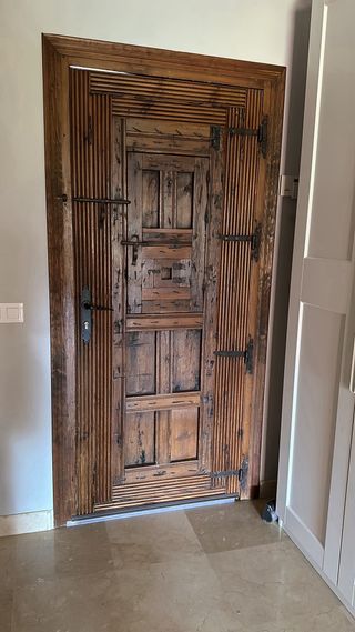 Puerta antigua de madera con herrajes