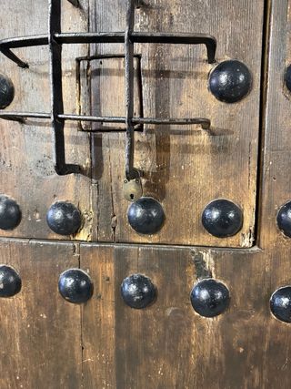 Puerta antigua de madera con herrajes