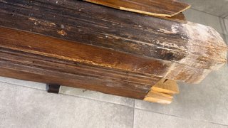 Puerta antigua de madera con herrajes