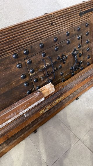 Puerta antigua de madera con herrajes