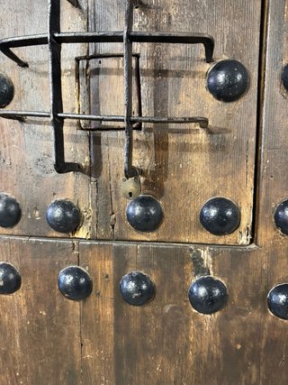 Puerta antigua de madera con herrajes