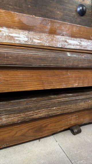 Puerta antigua de madera con herrajes