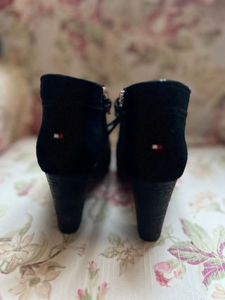 Botines Tommy Hilfiger ante negro