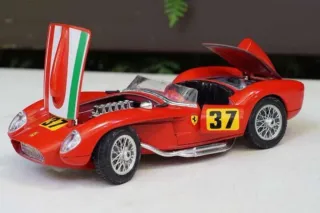 Burago Ferrari 250 TR 1957 1/24