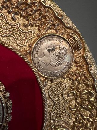 Pareja Platos Latón y Monedas Plata