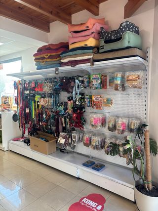 Estanterías metálicas blancas