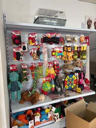 Estanterías metálicas blancas