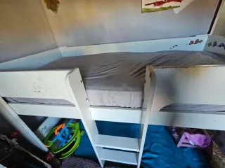 Cama alta infantil blanca