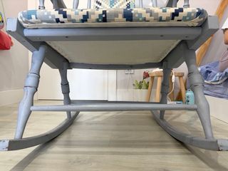 Silla Mecedora vintage gris y multicolor