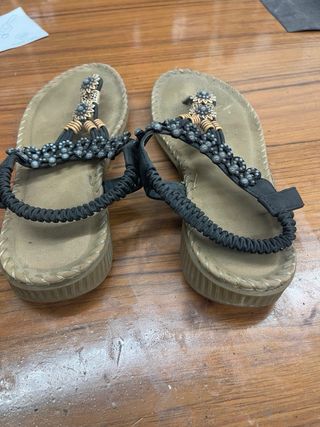 Sandalias Beige y Negras con Adornos