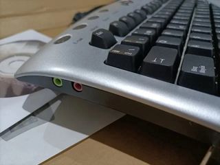 Caja Micro ATX + Fuente + Teclado