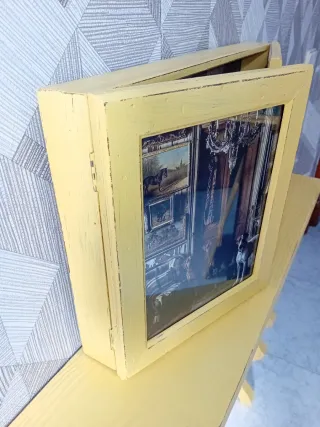 Portachiavi vintage in legno giallo