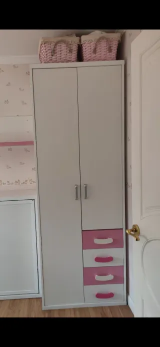 Armario juvenil madera rosa y blanco